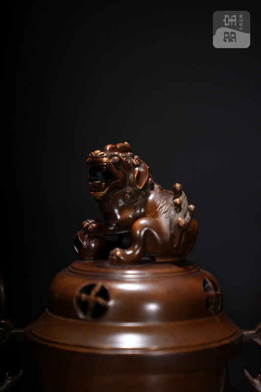 清乾隆 铜狻猊钮双甪端耳三足熏炉（带原木座） - 图4